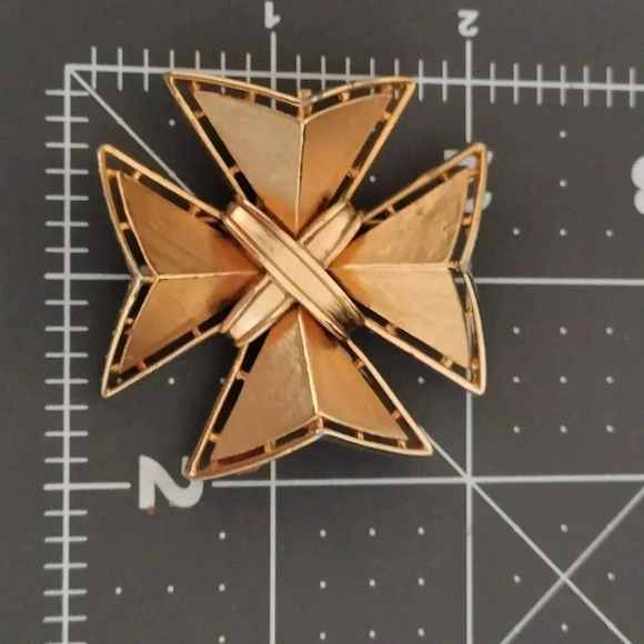 Vintage Gold Tone Unsigned 2" Fashion Cross Brooch Pin - Picture 5 of 7